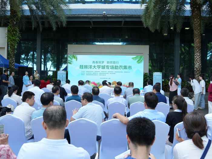 2024年海南省消费助农大集市走进高校活动现场