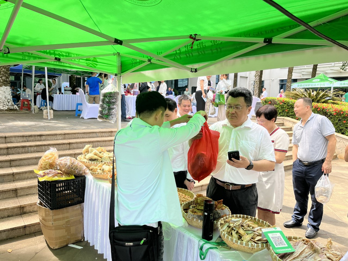2024年海南省消费助农大集市走进高校活动现场