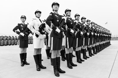     ▲ 2015年“9·3阅兵”女队员进行阅兵训练。