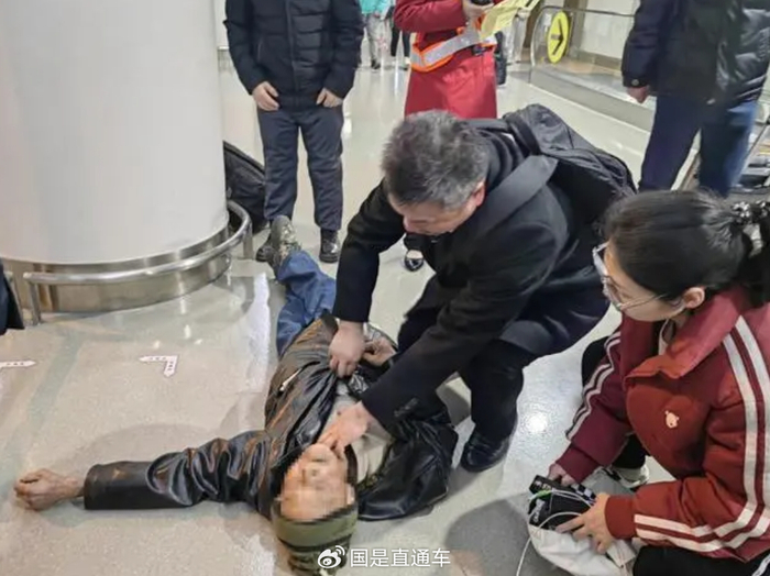 何强背着包救治老人。 潮新闻 图