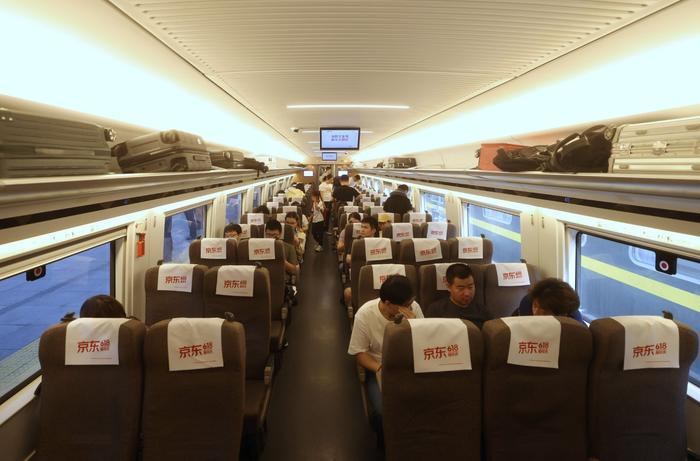 6月15日，旅客乘坐北京站至上海站G3次高铁列车。  新京报记者 王贵彬 摄