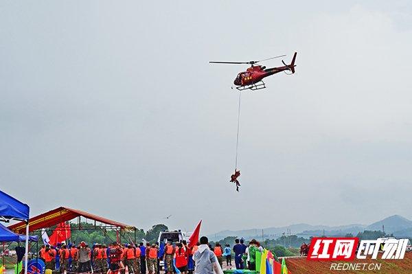 救援直升机将被困群众救出。