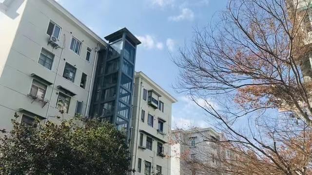 临汾路街道的加梯小区。唐烨摄