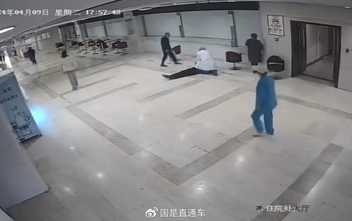 于波涛跪在男子右侧进行心肺复苏。 半岛新闻 图