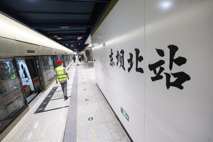 6月15日，地铁3号线东坝北站，3号线一期开始为期不少于3个月的空载试运行。  新京报记者 陶冉 摄
