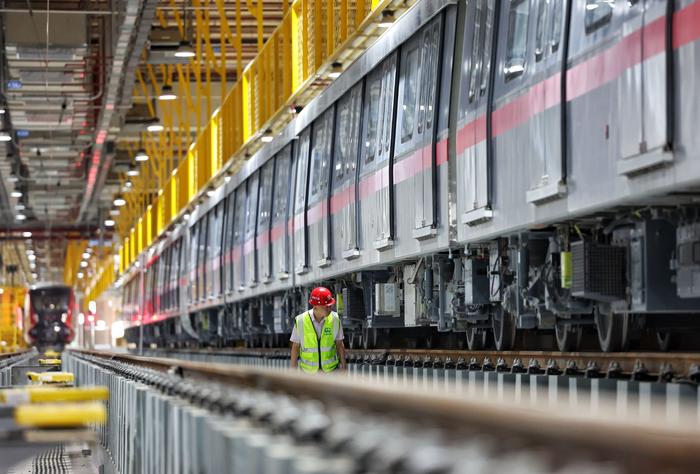 6月15日，线路所需38列地铁车辆全部到达东坝车辆段，工作人员对列车进行检查。  新京报记者 陶冉 摄