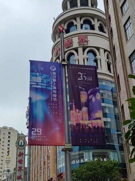 图说：新世界门前挂起的电影节海报。黄轩供图