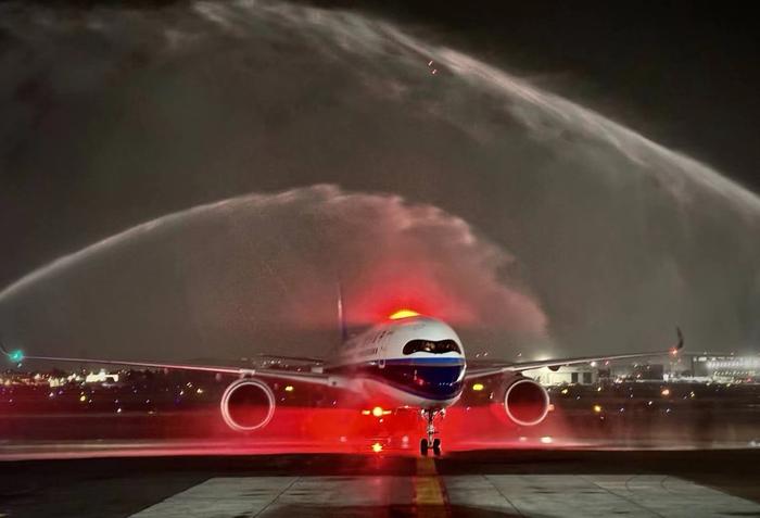 2024年5月11日晚，墨西哥城贝尼托·华雷斯国际机场举行水门仪式，欢迎中国航班的到来（图片来源：中国驻墨西哥大使馆）
