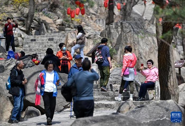 游客在天津市蓟州区盘山景区游玩。新华社记者 李然 摄