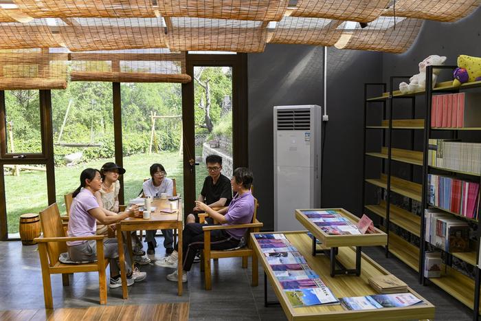 北京石油化工学院的师生在石峡村的一间书屋里就乡村文旅调研进行讨论（5月31日摄）。新华社记者 陈钟昊 摄