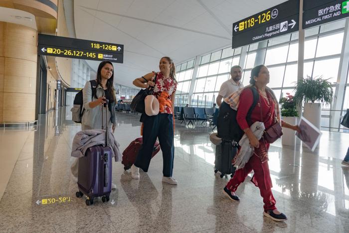 2024年6月13日，旅客行走在成都天府国际机场T1航站楼内。新华社记者 唐文豪 摄