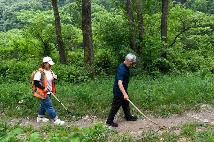 长城保护员梅景田（右）和刘红岩在前往长城的山路上（5月23日摄）。新华社记者 刘金海 摄