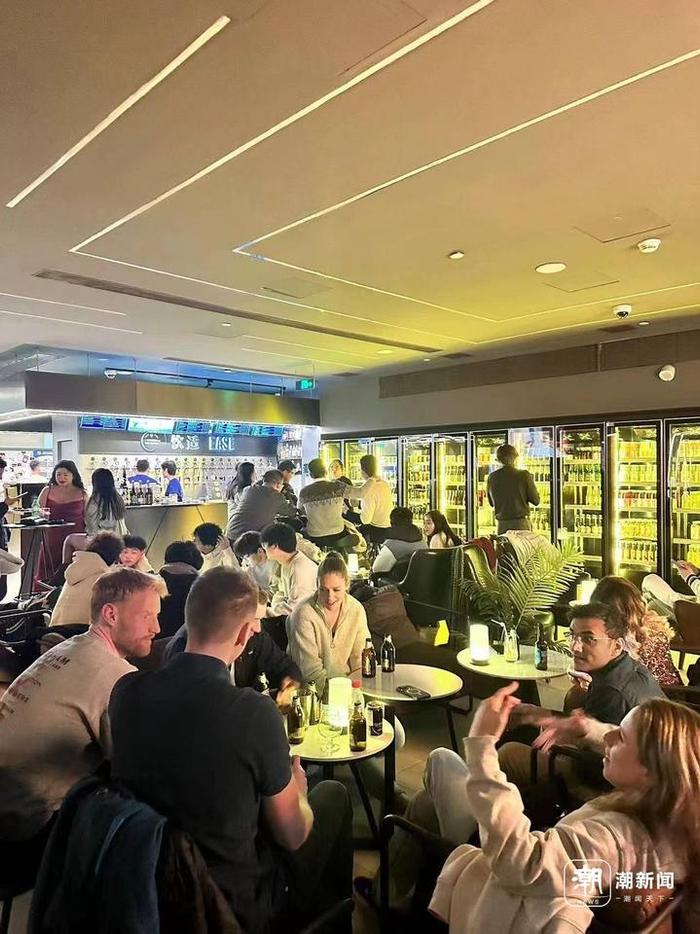 上海大隐国际青年旅舍今年打造精酿酒吧，满足外国旅客交流需求。受访者供图