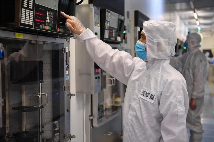 6月12日，在安徽北方微电子研究院集团有限公司，技术人员在生产MEMS晶圆。本报记者 徐旻昊 摄