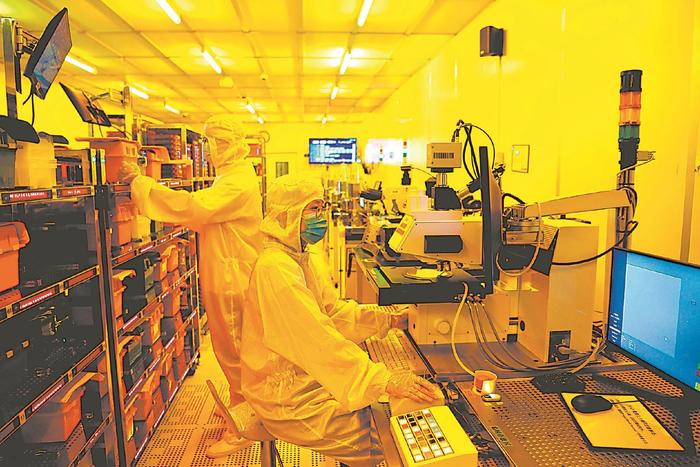 在安徽北方微电子研究院集团有限公司，工作人员正在生产晶圆。本报记者 徐旻昊 摄