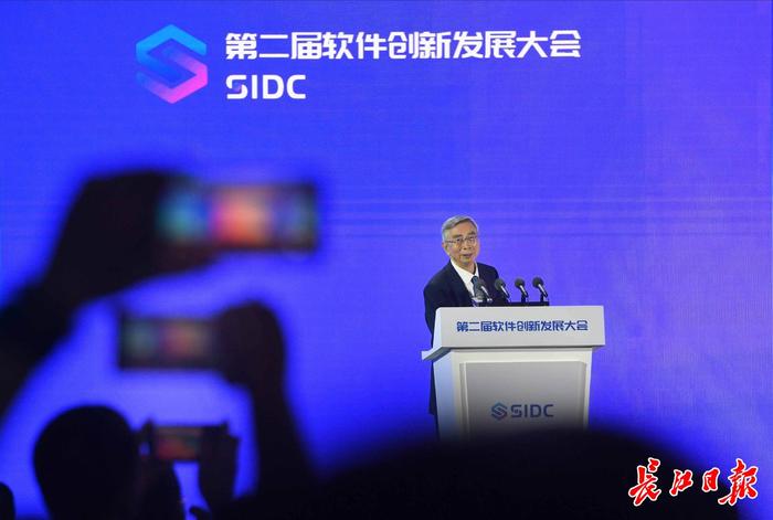 6月14日，第二届软件创新发展大会在汉举行。图为中国工程院院士倪光南作主旨报告。长江日报记者高勇 摄