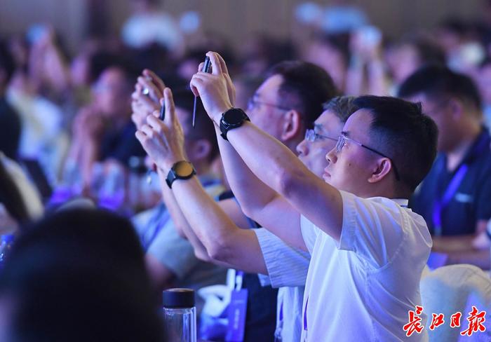 6月14日，与会嘉宾用手机纪录第二届软件创新发展大会主峰会嘉宾发言。长江日报记者高勇 摄
