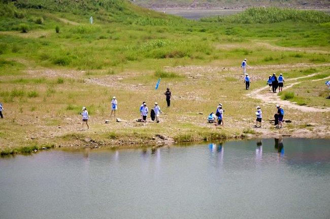 重庆“河小青”们清理河滩垃圾