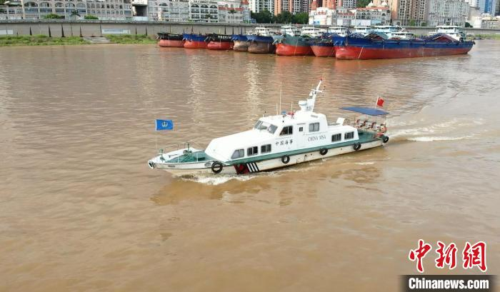 图为海巡船在梧州长洲船闸坝下巡航检查。高卫卫 摄