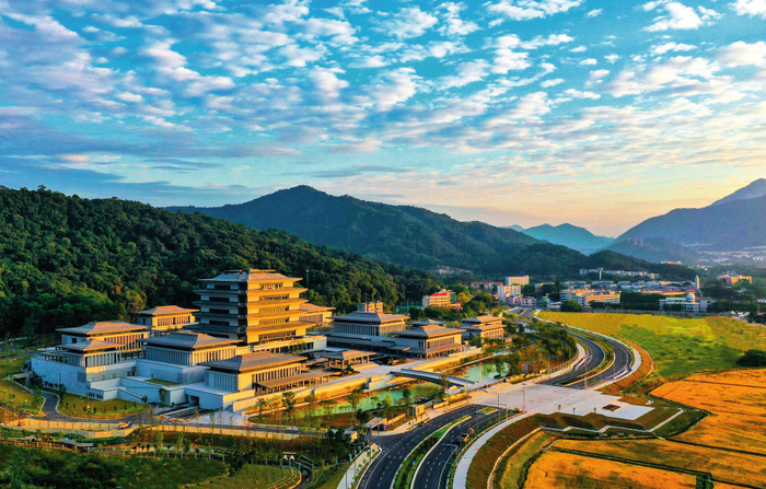 坐落于凤凰山麓的中国国家版本馆广州分馆（2023 年摄） 摄影 / 本刊