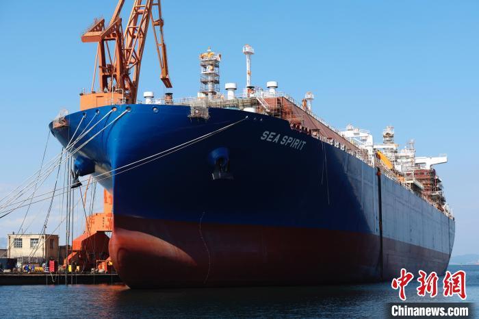 6月15日，中国船舶大连造船首制大型LNG运输船。　中新社记者 韩海丹 摄