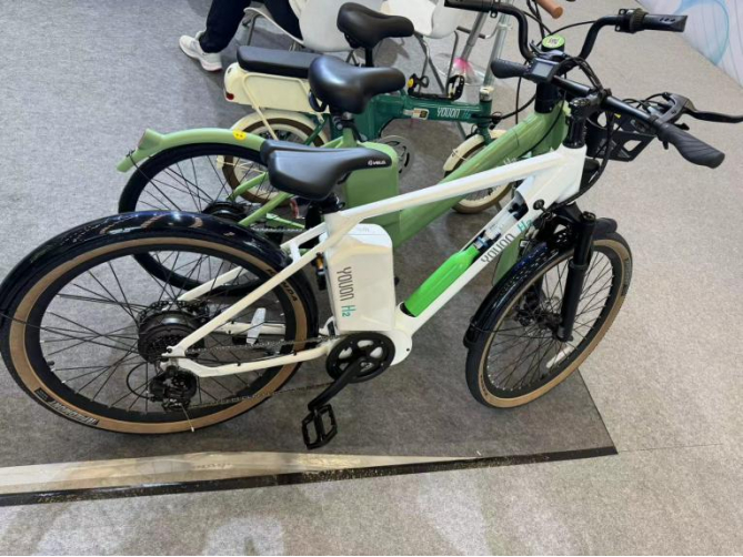 （永安行氢能两轮车配备的储氢瓶 财联社记者 摄）