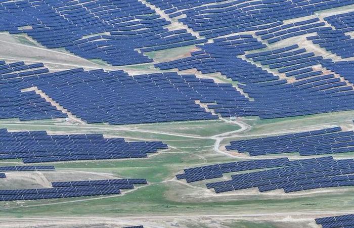 6月11日拍摄的位于新疆伊犁哈萨克自治州的中国绿发尼勒克400万千瓦风电光伏项目（无人机照片）。新华社记者 赵戈 摄