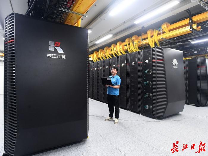 武汉人工智能计算中心，工程人员正在调试设备（资料图）。 长江日报记者周超 摄