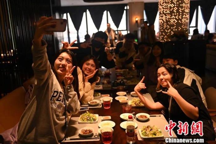 2024年1月20日，台湾青少年在兰州融合餐厅品尝牛肉面等美食，体验传统与现代结合的城市魅力。李亚龙 摄