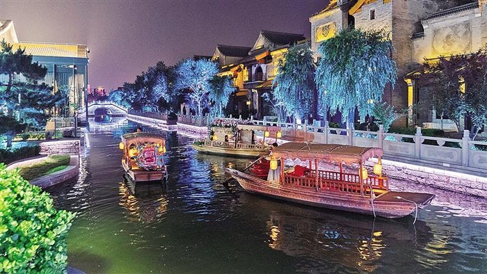     “廊洽时光·开发区之夜”的水云间文化商街。本报记者 董旭旭 摄