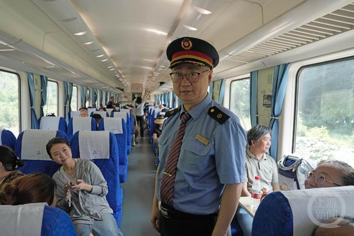 列车员刘嘉川59岁，明年他就退休了。上游新闻记者  冉文 摄