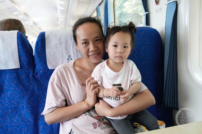 32岁的权女士和她2岁的女儿。上游新闻记者  冉文 摄