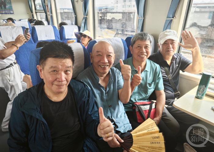 陈先生（左二）等4人都是重庆57中的同班同学。上游新闻记者  冉文 摄
