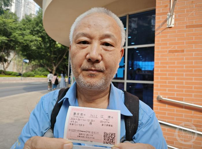 65岁残疾老人史沁川特意提前一天去重庆住一晚，赶今天的火车。上游新闻记者  冉文 摄