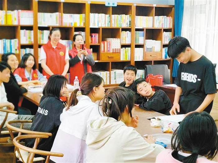 “儿童主任”组织孩子们参加读书会。记者 高乐 文/图