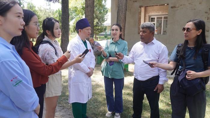中方专家组领队、北京协和医院眼科白内障专业组副组长王造文在接受两国记者的联合采访。胡泽曦摄