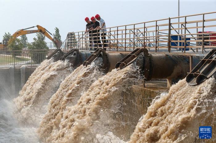 6月15日，在河南省兰考县三义寨引黄总干渠渠首右岸黄河滩区，三义寨提水泵站将黄河水抽入商丘干渠（无人机照片）。