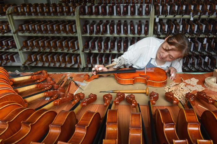 黄桥镇制琴师制作小提琴。黄桥镇人民政府供图