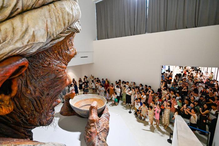 ▲6月16日，四川美术学院美术馆，高7米、宽5米的巨型雕塑《父亲》前人潮涌动。记者 齐岚森 摄