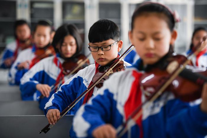  2018年3月29日，在黄桥镇中心小学，五年级提琴兴趣班的学生在演奏小提琴。新华社记者李响摄