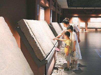 6月8日，观众在山东省滕州汉画像石馆参观。新华社发（孙 杨摄）