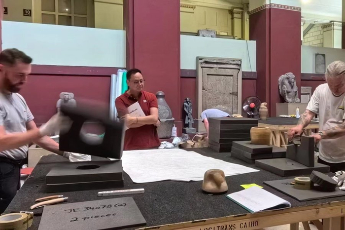 现场制作文物包装。（受访者供图）