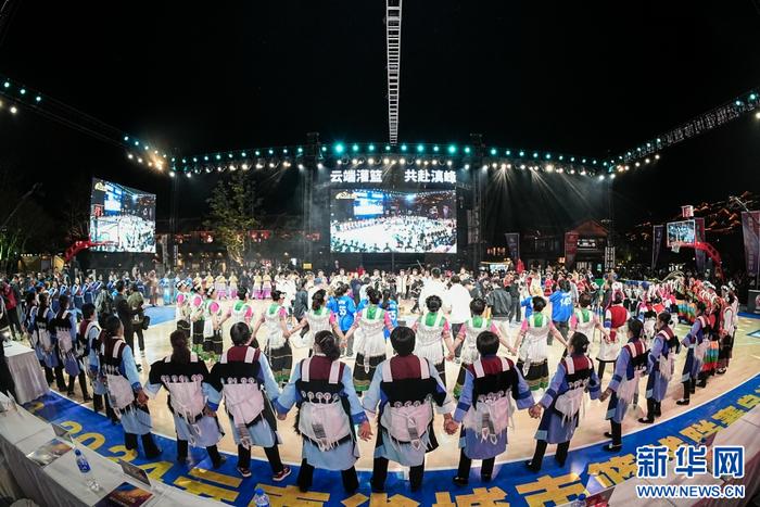 2023-2024云南省城市篮球联赛总决赛现场的民族打跳表演（3月21日摄）。新华网发（云南省城市篮球联赛组委会 供图）