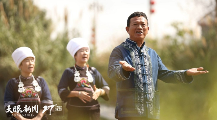 王科国（男）演唱好花红调。受访者供图