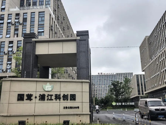 △三鲁公路3398号是一处科创园区，园区内有配套的浦江镇挂牌人才公寓“魔力公寓”。