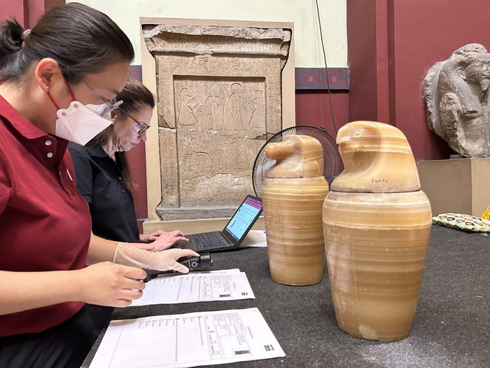 上博团队在埃及点交文物。（受访者给供图）