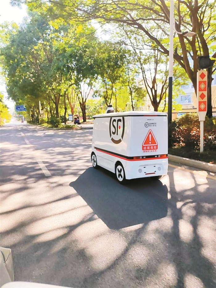     创景路上行驶的无人车。