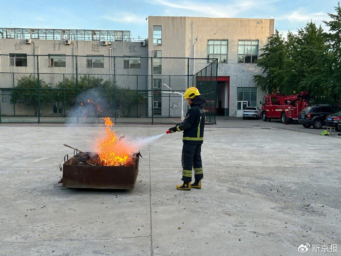 消防员使用“便携式气溶胶灭火器”灭火，灭火效果不理想。 新京报记者 彭镜陶 摄