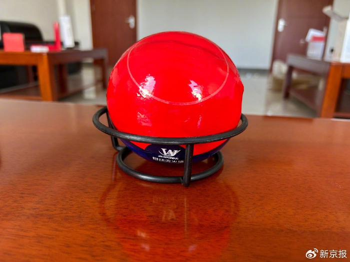 新京报记者购买的“便携式气溶胶灭火球”。 新京报记者 彭镜陶 摄