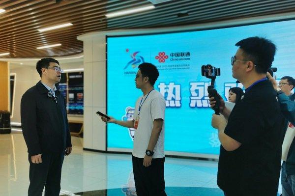 哈尔滨联通副总经理刘俊鹏接受媒体团记者采访。